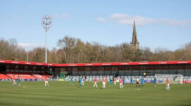Toàn cảnh các khán đài của sân Peninsula Stadium, tổ ấm của Salford City