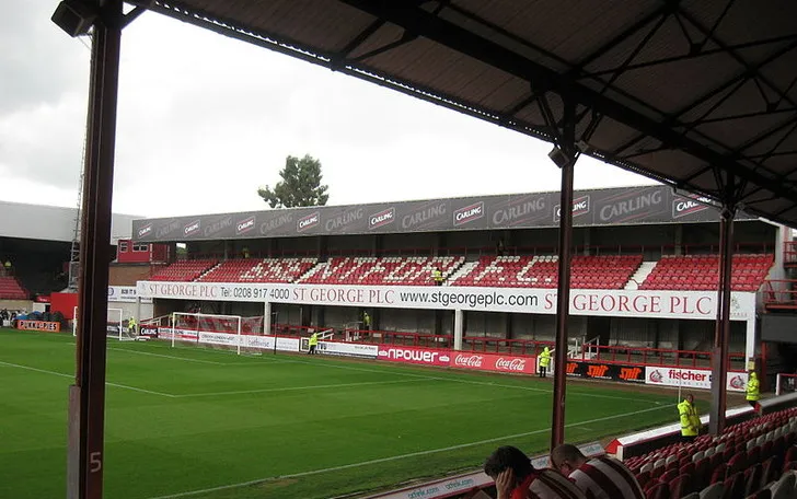 Toàn cảnh các khán đài của sân vận động Griffin Park