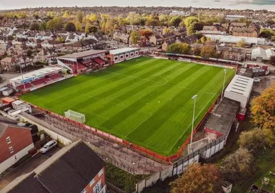 Toàn cảnh J Davidson Stadium, sân nhà của Altrincham FC, trong một ngày yên ả, thể hiện nét đặc trưng của bóng đá hạng dưới Anh.