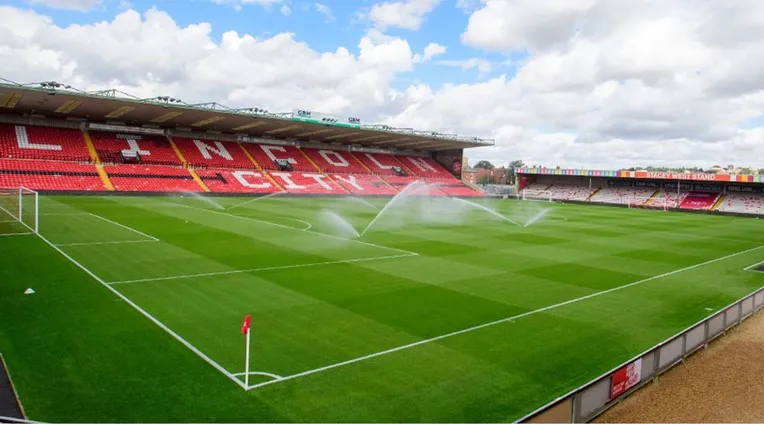 Toàn cảnh khán đài chính của Sincil Bank, nơi người hâm mộ và cầu thủ hòa mình vào nhịp đập trận đấu