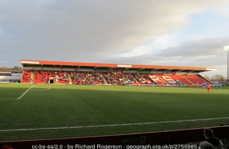 Toàn cảnh khán đài phía Đông Aggborough Stadium, nơi thời gian dường như ngưng đọng trên những hàng ghế