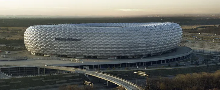 Toàn cảnh kiến trúc độc đáo của Allianz Arena nhìn từ bên ngoài