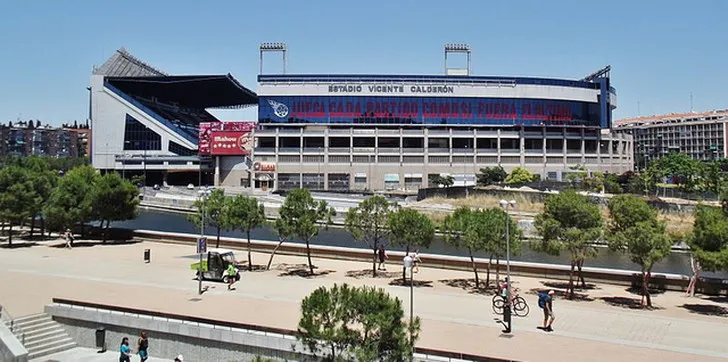 Toàn cảnh một phần khán đài sân vận động Vicente Calderón, nhìn từ bên trong, với các hàng ghế xếp ngay ngắn chờ đợi trận đấu.