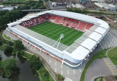 Toàn cảnh New York Stadium từ trên cao, nhìn rõ kiến trúc hiện đại và khu vực xung quanh của sân vận động Rotherham United
