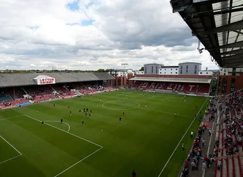 Toàn cảnh sân Brisbane Road, mái nhà lịch sử của Leyton Orient