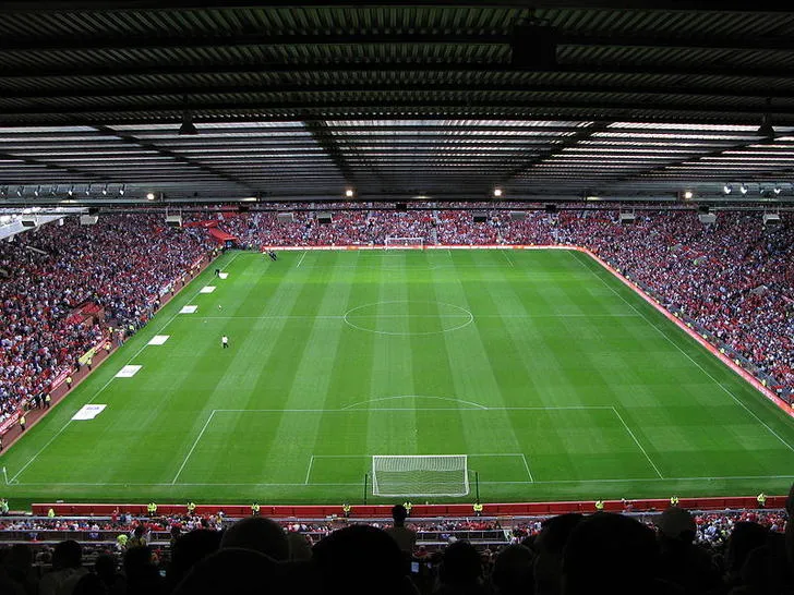 Toàn cảnh sân cỏ Old Trafford xanh mướt, nơi diễn ra những trận đấu đỉnh cao của Ngoại hạng Anh