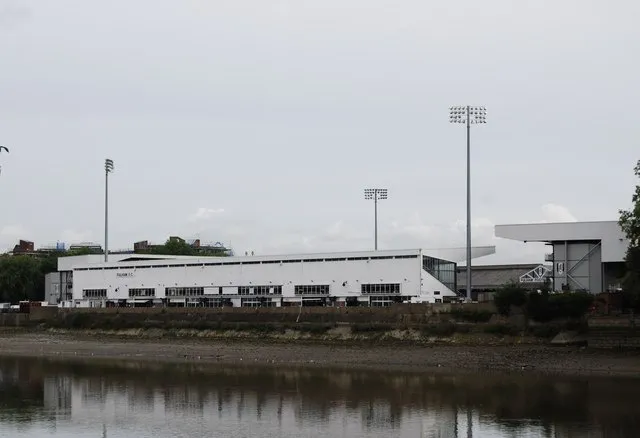 Toàn cảnh sân Craven Cottage ẩn mình bên bờ sông Thames, một biểu tượng của bóng đá London.