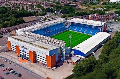 Toàn cảnh sân Ewood Park từ trên cao, biểu tượng của Blackburn Rovers với những hàng ghế trống rỗng trong một chiều tĩnh lặng.