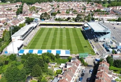 Toàn cảnh sân Memorial Stadium nhìn từ trên cao, một góc tĩnh lặng của bóng đá Anh.