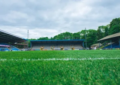 Toàn cảnh sân The Shay, sân nhà của FC Halifax Town, yên bình dưới ánh mặt trời