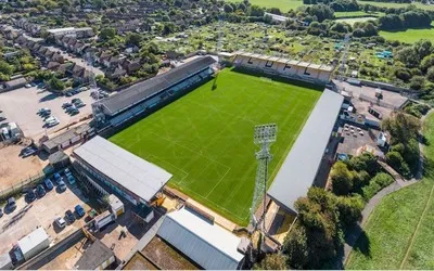 Toàn cảnh sân vận động Abbey Stadium nhìn từ trên cao, sân nhà Cambridge United