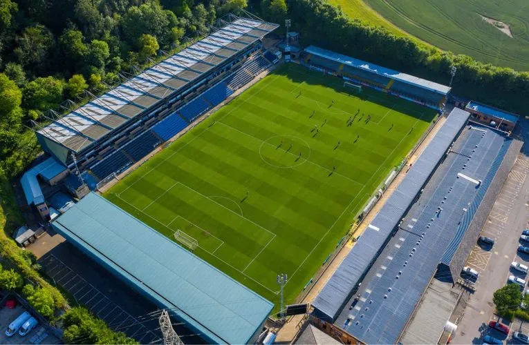 Toàn cảnh sân vận động Adams Park, mái nhà xanh của Wycombe Wanderers từ trên cao