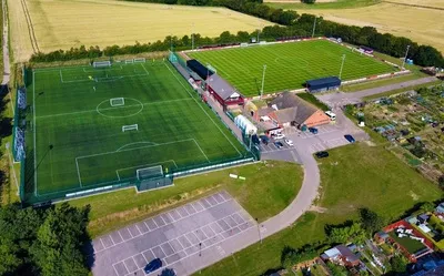 Toàn cảnh sân vận động Bloomfields Needham Market, nơi giấc mơ bóng đá hạng thấp lặng lẽ đơm hoa.