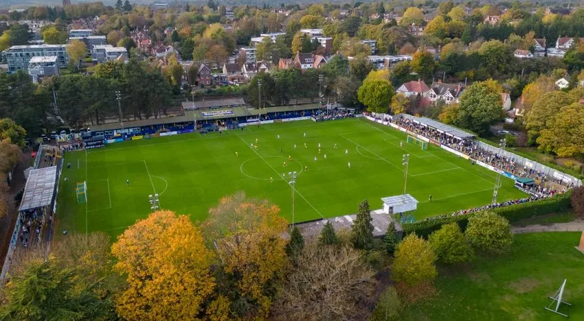 Toàn cảnh sân vận động Clarence Park nhìn từ trên cao, St Albans