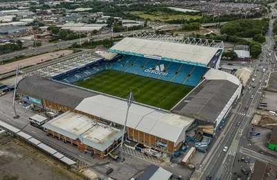 Toàn cảnh sân vận động Elland Road, tổ ấm của Leeds United nhìn từ trên cao, toát lên vẻ trầm mặc của lịch sử bóng đá Anh.