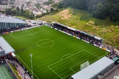 Toàn cảnh sân vận động Flamingo Land, mái nhà của Scarborough Athletic FC, nép mình bên thị trấn ven biển