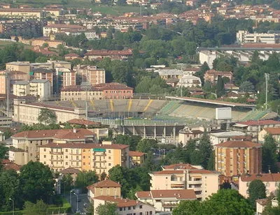 Toàn cảnh sân vận động Gewiss Stadium của câu lạc bộ Atalanta tại Bergamo, Ý, dưới ánh nắng chiều tà.