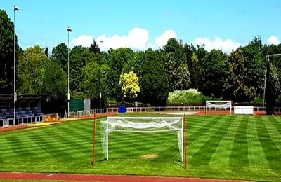 Toàn cảnh sân vận động Hornchurch từ khán đài, với đường chạy điền kinh bao quanh sân cỏ xanh mướt, gợi lên sự tĩnh lặng của một buổi chiều không có trận đấu.