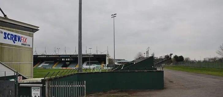 Toàn cảnh sân vận động Huish Park trong một ngày nắng