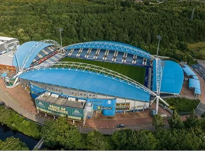 Toàn cảnh sân vận động John Smith's nhìn từ trên cao, biểu tượng của Huddersfield Town.