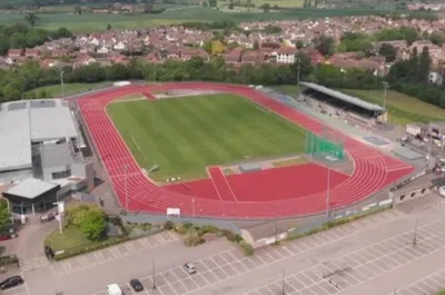 Toàn cảnh sân vận động Melbourne từ trên cao, mái nhà của Chelmsford City FC