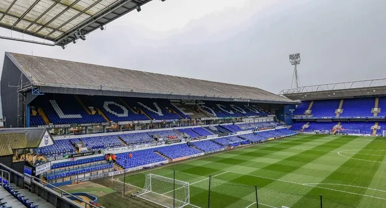 Toàn cảnh sân vận động Portman Road nhìn từ khán đài, mặt cỏ xanh mướt chờ đón những trận cầu lịch sử