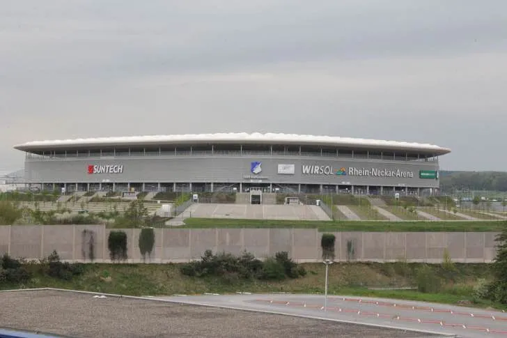 Toàn cảnh sân vận động Rhein-Neckar-Arena nhìn từ xa, nổi bật giữa khung cảnh yên bình.