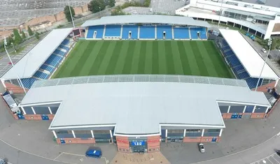 Toàn cảnh sân vận động SMH Group Stadium từ trên cao, kiến trúc hiện đại của CLB Chesterfield FC.