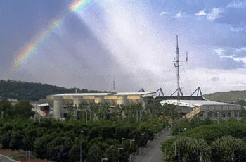 Toàn cảnh sân vận động Stade Geoffroy-Guichard cổ kính nhìn từ xa, biểu tượng của AS Saint-Étienne và bóng đá Pháp.
