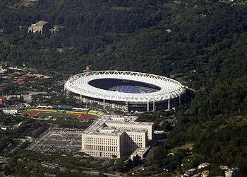 Toàn cảnh sân vận động Stadio Olimpico tĩnh lặng dưới nắng Rome, nơi những ước mơ bóng đá về Lazio và AS Roma vẫn ngân vang.
