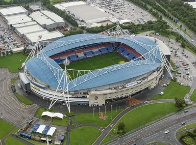 Toàn cảnh sân vận động Toughsheet Community, tổ ấm của Bolton Wanderers nhìn từ trên cao, biểu tượng của sự kiên cường và thay đổi.