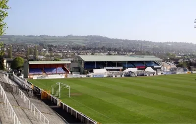 Toàn cảnh sân vận động Twerton Park, sân nhà của Bath City FC, nhìn từ trên cao, thể hiện kiến trúc cổ kính và không gian xanh bao quanh.