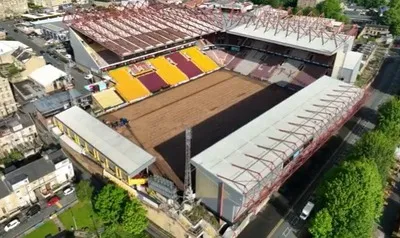 Toàn cảnh sân vận động Valley Parade nhìn từ trên cao, biểu tượng của Bradford City.