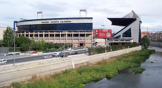 Toàn cảnh sân vận động Vicente Calderón nhìn từ dòng sông Manzanares, một biểu tượng kiến trúc lặng lẽ giữa lòng Madrid.