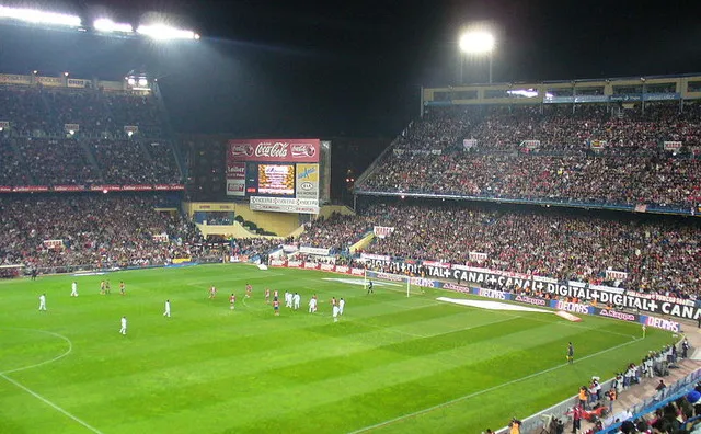 Toàn cảnh sân vận động Vicente Calderón từ khán đài, một biển người hòa cùng nhịp đập trái tim.