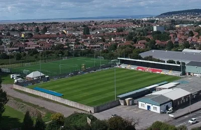 Toàn cảnh sân vận động Woodspring, mái nhà của Weston-super-Mare AFC, nhìn từ xa