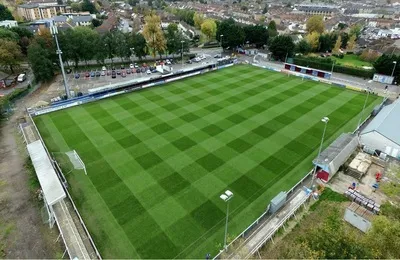 Toàn cảnh sân vận động Wordsworth Drive, mái vòm của Taunton Town FC, biểu tượng một câu lạc bộ nhỏ nhưng kiên cường tại bóng đá Anh
