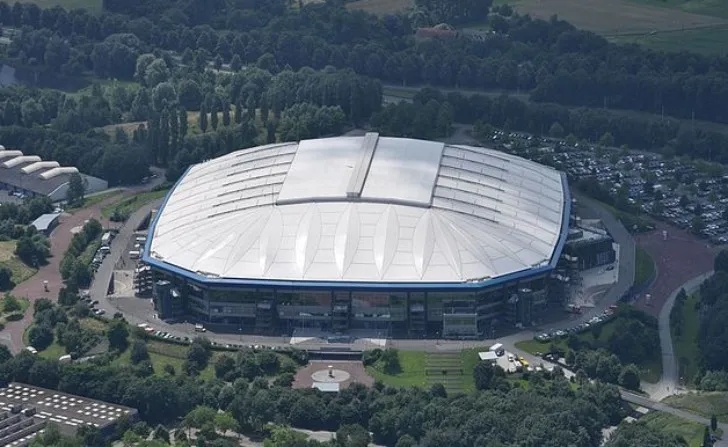 Toàn cảnh sân Veltins-Arena nhìn từ trên cao, kiến trúc hiện đại hòa mình vào cảnh quan thành phố Gelsenkirchen