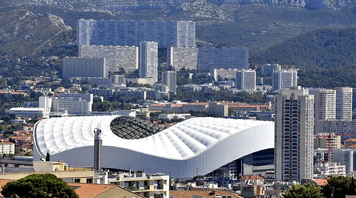 Toàn cảnh thành phố Marseille với sân Velodrome nổi bật, biểu tượng của niềm đam mê bóng đá.