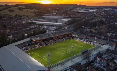 Tổng quan sân Kenilworth Road từ trên cao, nhìn rõ kiến trúc đặc trưng của sân nhà Luton Town