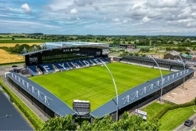 Tổng quan sân vận động Mill Farm, thánh địa của AFC Fylde tại vùng Tây Bắc nước Anh, thể hiện sự tĩnh lặng trước một trận đấu.