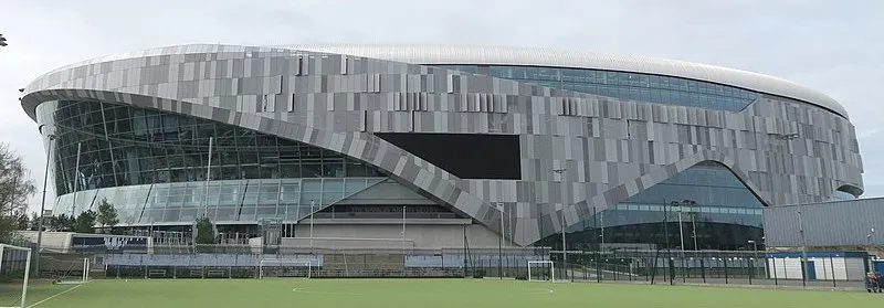 Tottenham Hotspur Stadium sừng sững giữa không gian London, một điểm hẹn của niềm tin