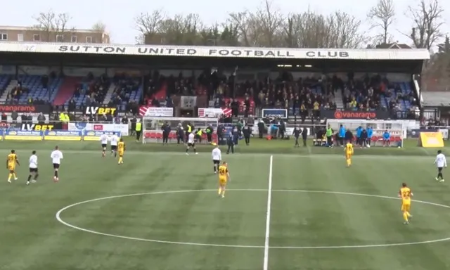 Trận đấu giữa Sutton United và Torquay United tại Gander Green Lane, khoảnh khắc sống động của giải đấu