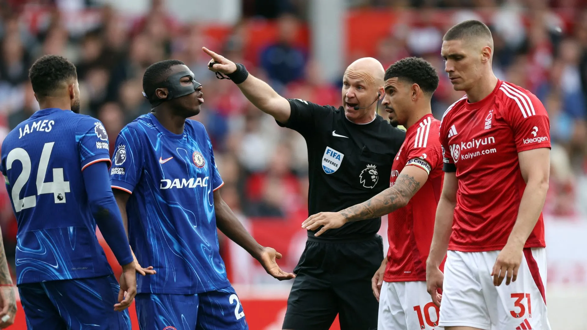 Trọng tài Premier League Anthony Taylor đang điều khiển trận đấu