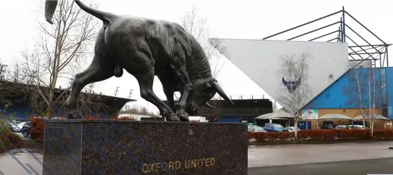 Tượng bò tót uy nghi bên ngoài Kassam Stadium, biểu tượng cho sức mạnh tiềm ẩn của Oxford United