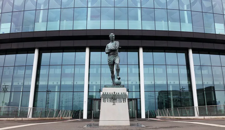 Tượng đài Bobby Moore uy nghi bên ngoài sân Wembley, vinh danh huyền thoại bóng đá Anh