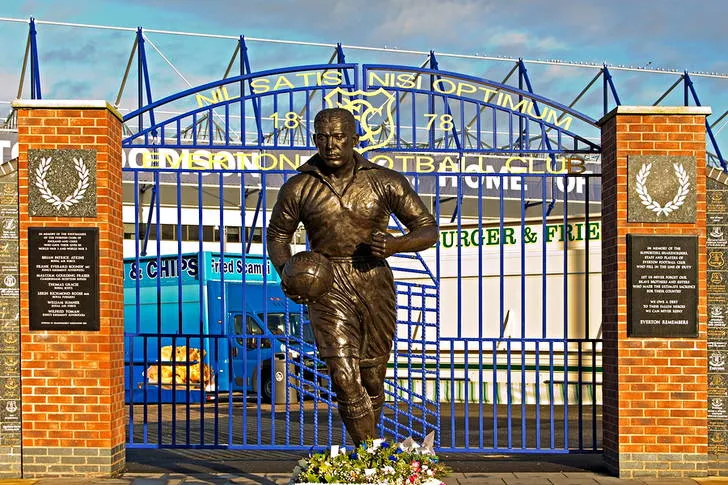 Tượng đài Dixie Dean, huyền thoại ghi bàn của Everton trước sân Goodison Park