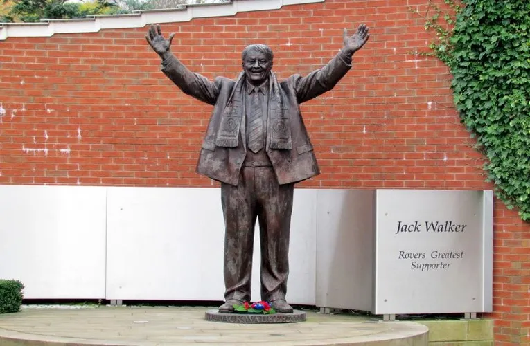 Tượng đài Jack Walker sừng sững bên ngoài Ewood Park, một lời nhắc nhở về người kiến tạo nên thời kỳ vàng son của Blackburn Rovers.