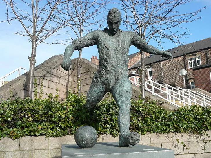 Tượng đài Jackie Milburn, huyền thoại Newcastle United, sừng sững bên ngoài St. James' Park, biểu tượng vĩnh cửu của những người hùng Chích chòe