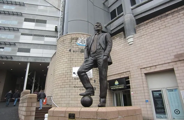 Tượng đài Sir Bobby Robson, vị huấn luyện viên huyền thoại của Newcastle United, khắc ghi dấu ấn một triết lý bóng đá đẹp